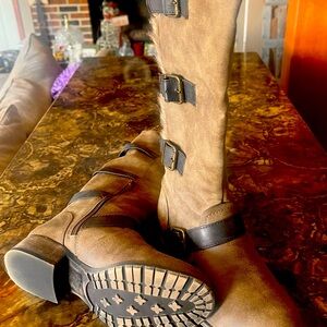 Tall boots with fur trim